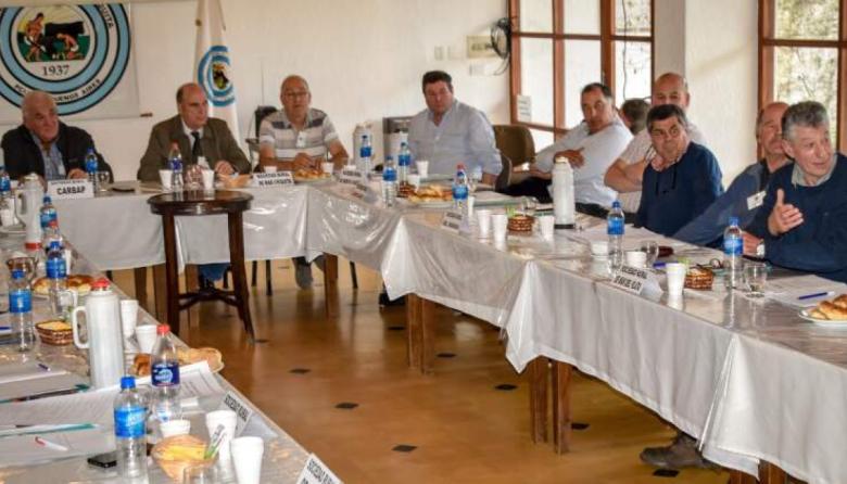 Las sociedades rurales zonales abordan seguro agropecuario, trazabilidad y puerto