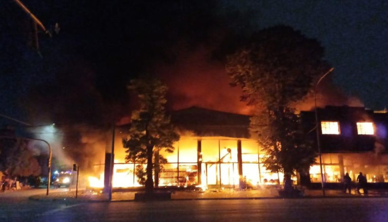 Importante incendio destruyó locales y obligó a evacuaciones en Mar del Plata