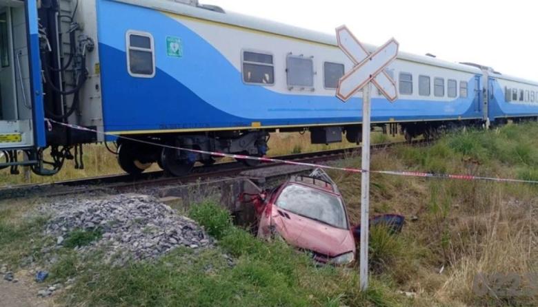 Tres heridos tras un choque entre un tren y un auto en la Ruta 2