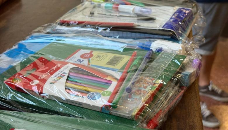 Entregaron útiles escolares a trabajadores municipales en el Palacio Municipal