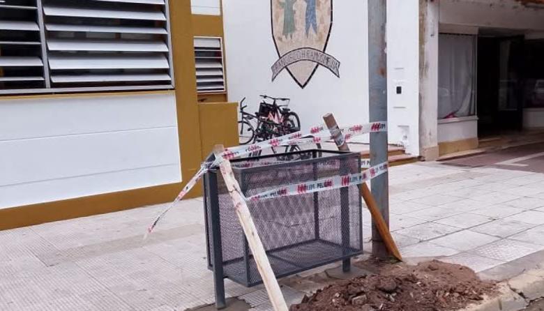 Instalan nuevos cestos de residuos en establecimientos educativos del distrito