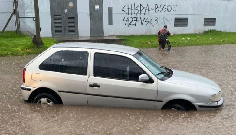 Diluvio y anegamientos en Mar del Plata: el agua cubrió autos y entró en viviendas