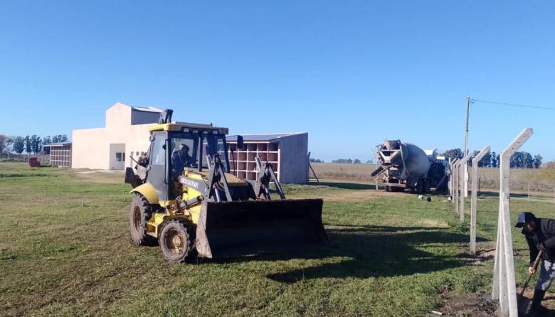 Continúan las mejoras en el Cementerio de Las Armas con la colocación de alambrado perimetral
