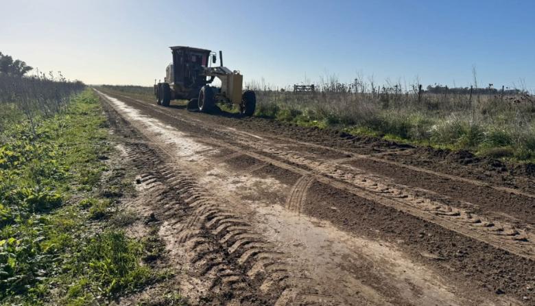 Realizan trabajos de mejora y acondicionamiento en caminos rurales de Las Armas