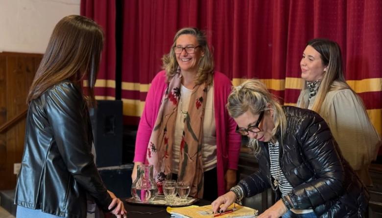Familias de Maipú firmaron sus escrituras en un acto realizado en el Centro Cultural