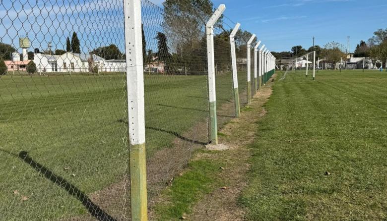 Avanza el mantenimiento en la cancha de Las Armas