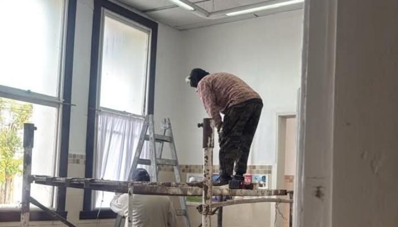 Realizan trabajos de reparación en la sala de espera del Hospital Municipal