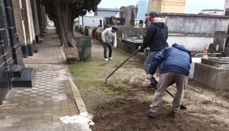 Realizan tareas de mantenimiento en el Cementerio Municipal