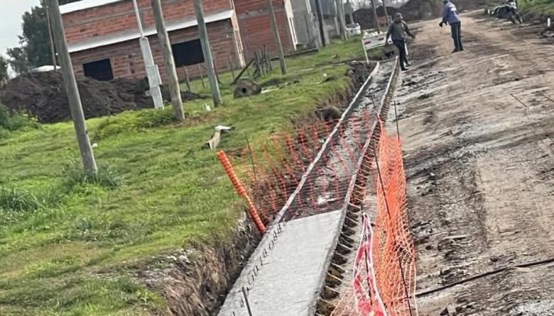 Avanza la construcción del cordón cuneta en Villa Italia y realizan tareas de reparación urbana