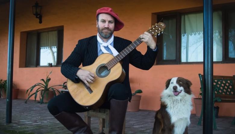 Nano Nelson presentó su quinto disco y repasó el camino que lo llevó de los versos caseros a conquistar a la paisanada