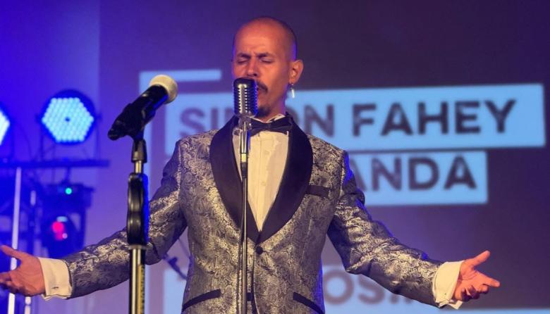 Simón Fahey vuelve al escenario del Club Social con un show lleno de música y emoción