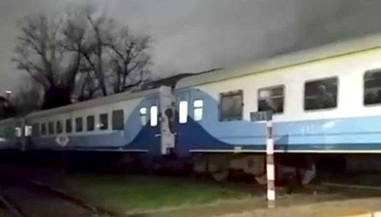 Un tren arrolló a un automóvil en el paso a nivel de la avenida Ayacucho