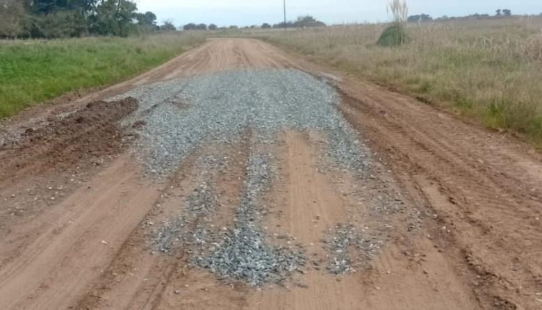 Trabajos de reparación y mejoramiento en el camino rural a San Simón