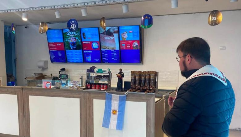 El padre José realizó una recorrida por comercios de la comunidad junto a la imagen de San Cayetano