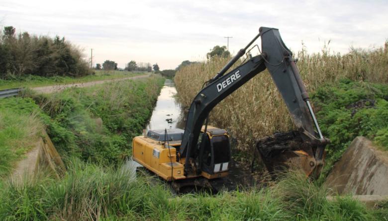 Realizan trabajos de zanjeo preventivo en el Pluvial Norte de calle Salta