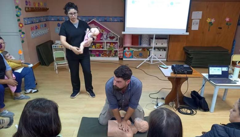 Sebastián Cereceda y María Paulsen brindaron una charla sobre accidentes y primeros auxilios al personal del Jardín Maternal Estrellitas