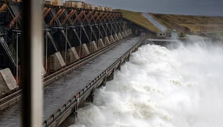 Yacyretá abrió las compuertas ante la crecida del río Paraná