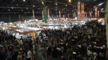 Julia Aguirre, hilandera de Labardén, participa en la feria Caminos y Sabores 2025 en La Rural