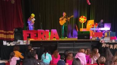 Canciones y alegría con DOREMIFAVOS en la Feria del Libro Local