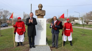 Madariaga inaugura busto de Güemes donado por Salta