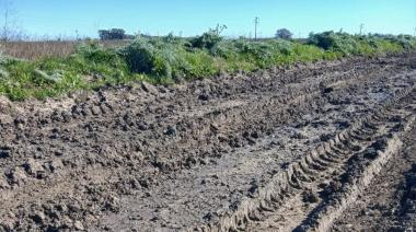Trabajos de mantenimiento vial en caminos hacia Kakel Huincul y Yamahuida