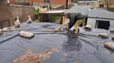 Personal municipal asiste a vecinos afectados