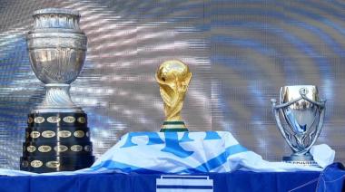Las Copas ganadas por la Selección Argentina llegan este sábado a la ciudad