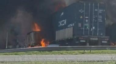 Accidente fatal: dos camiones y un auto involucrados