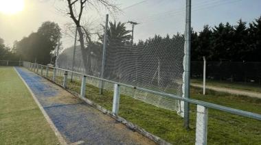 Sustraen una red de protección en la cancha de hockey
