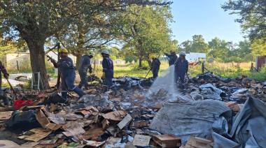 Bomberos controlaron un incendio en el fondo de una vivienda