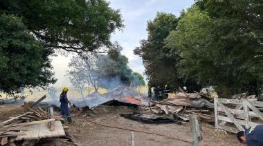 Incendio controlado en un edificio en desuso de la Escuela Nº 4 de Segurola