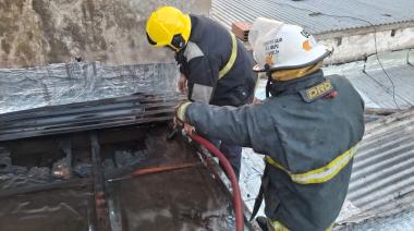 Sofocaron un incendio en el entretecho de una vivienda en calle Madero