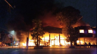 Importante incendio destruyó locales y obligó a evacuaciones en Mar del Plata