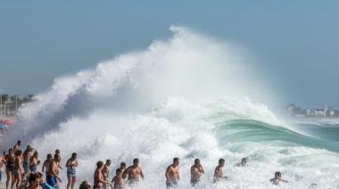 Ola gigante sorprende a turistas: hay un muerto, decenas de heridos y playas evacuadas
