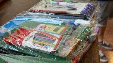 Entregaron útiles escolares a trabajadores municipales en el Palacio Municipal