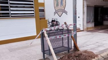 Instalan nuevos cestos de residuos en establecimientos educativos del distrito