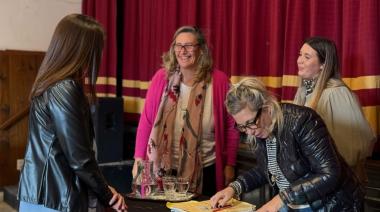 Familias de Maipú firmaron sus escrituras en un acto realizado en el Centro Cultural