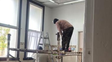 Realizan trabajos de reparación en la sala de espera del Hospital Municipal
