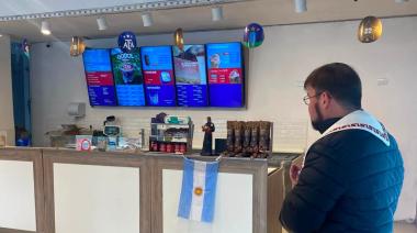 El padre José realizó una recorrida por comercios de la comunidad junto a la imagen de San Cayetano