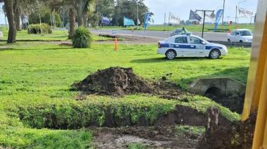 Trabajos de limpieza y mantenimiento en las zanjas de la Autovía 2