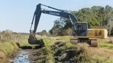 Realizan tareas de zanjeo para mejorar el escurrimiento de agua en la zona de quintas