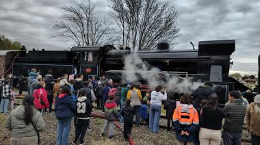 La histórica locomotora a vapor volvió a pasar por Maipú y reunió a vecinos en la estación