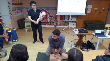 Sebastián Cereceda y María Paulsen brindaron una charla sobre accidentes y primeros auxilios al personal del Jardín Maternal Estrellitas