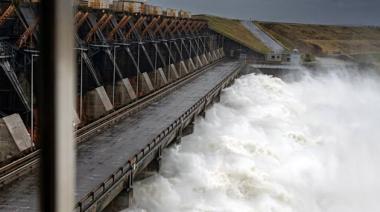 Yacyretá abrió las compuertas ante la crecida del río Paraná