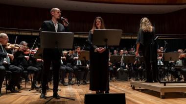 Simón Fahey llevó su voz al escenario del Palacio Libertad