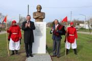 Madariaga inaugura busto de Güemes donado por Salta