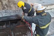 Sofocaron un incendio en el entretecho de una vivienda en calle Madero