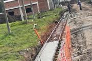 Avanza la construcción del cordón cuneta en Villa Italia y realizan tareas de reparación urbana