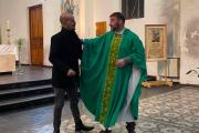 Emotivo homenaje al padre José durante la misa por su cumpleaños