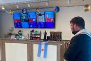 El padre José realizó una recorrida por comercios de la comunidad junto a la imagen de San Cayetano